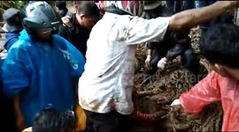 Search and rescue team finds dead body of Sumatra landslide casualty