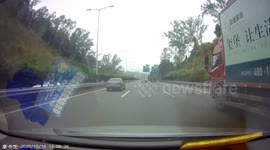 高速路上大货车车门突然打开,行车记录仪拍下可怕一幕