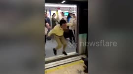 Foreigner breaks up fight between Chinese passengers on Shanghai Metro