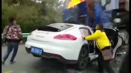 贵阳开阳  保时捷与大货迎面相撞后燃烧  保时捷司机被当场烧死