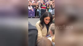 Meghan Markle greets crowds of fans in Melbourne