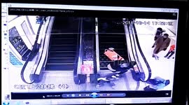 邻水  熊孩子乘扶梯手被卡,母亲束手无措