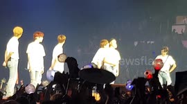 BTS, First time LIVE PARIS, LOVE YOURSELF, the kiss on the neck - le baiser sur le cou