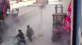 Inflating tire explodes, knocks mother and child to the ground in central Chinese province
