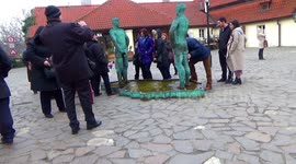 tourists get excited over peeing statue in prague