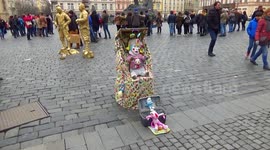 street entertainment in old town prague czechia