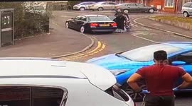 Shopowner catches attempted theft on CCTV and confronts suspects