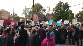 Crowd sings Hebrew songs in peaceful protest in wake of Pittsburgh synagogue massacre