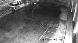 男子拿铁棍到ATM“取钱” 结果很悲催
