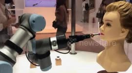 Robot makeup assistant presented at China International Import Expo