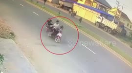 Brazen thieves snatch handbag from woman riding motorcycle