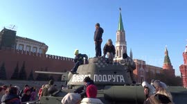 Boy fails to climb War Girlfriend tank in Red Square