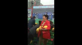 江西上饶 品柚活动上百人哄抢  保安拦都拦不住