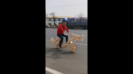 辽宁铁岭 男子手工“龙车”上路骑行