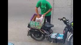 Food delivery rider repacks dropped food with bare hands