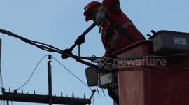 Toronto hydro worker cuts live high voltage line which explodes in his face