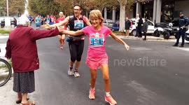 Heartwarming moment Italian grandma enthusiastically high fives marathon runners