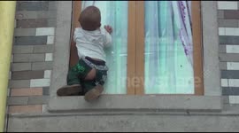Children climb wall like Spiderman in Chongqing