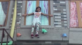 Children 'climb' cool street mural in Chongqing