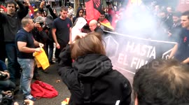 Right wing protesters burn Catalonian flag in Barcelona