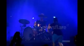Fan falls on stage at Paramore's concert (2014)
