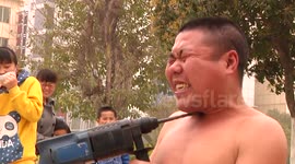 Man's terrifying tricks with electric drill