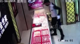 CCTV captures armed robbery at a jewellery store in Guangdong Province