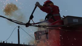 Toronto utility worker has close call cutting power lines after bus crash