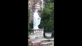 Virgen of Mary and the bird