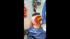 Hairdresser cuts Vietnam flag in fan's hair for ASEAN championship 2018