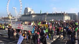 London bridges blocked by thousands of climate change protesters