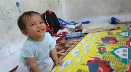 Dad plays 'spiders' with baby son and makes him laugh
