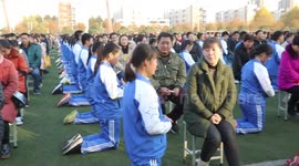 Thousands of high school students kowtow to their parents in 'appreciation'