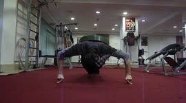 Excruciating feat of endurance as man does 2-finger push-ups with 50kg weight