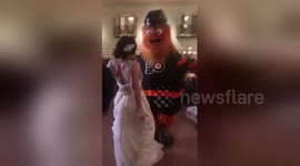 Philadelphia Flyers mascot Gritty crashes fans’ wedding