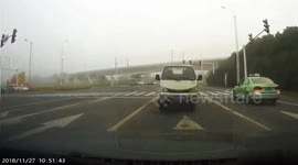 江苏常州 雾天卡车急刹甩尾漂移180°停稳 与后车面对面