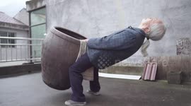 88岁老奶奶举起80斤大缸!已经坚持16年,曾得脑梗死