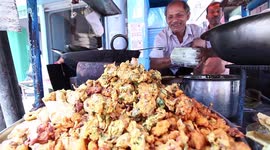 Incredible Indian street chef plunges bare hands into boiling oil to fry bhajis