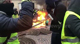 Gilets jaunes allumant un feu avenue Marceau