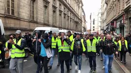 Affrontements lors de la fête des lumières après une manifestation de gilets jaunes à Lyon