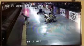 Alert cop Caught Mobile thief  in a Dramatic & Filmy style in Mumbai India