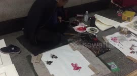 太励志!无手艺人街边秀画画绝技:艺术家都是从街边诞生的