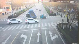 江苏沭阳  农用三轮车闯红灯 骑上小轿车