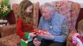 Adorable 'little elves' visit OAPs for Christmas to help get them into the festive spirit