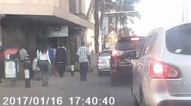 THIEF SNATCHES PHONE FROM DRIVER IN TRAFFIC