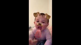 8 months baby played snapchat better than her mom