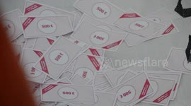 Fake bills of 500 Euros thrown face to the National Assembly