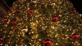 Christmas tree that lights, blurred lights