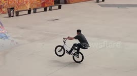 Man shows amazing Skills on BMX Bike