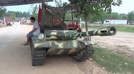 男子自己手工打造塔克车游览区里揽客